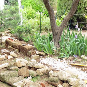 Aménagement en cours d'un jardin et la construction de murets en pierre sèche - Aix-en-Provence