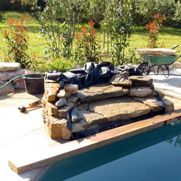 Réalisation d'une cascade en pierre au bord de piscine - Saint Canadet