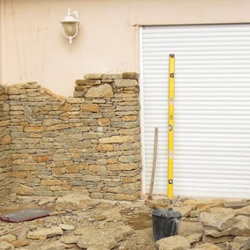 Meyreuil - Pendant la création d'un parement mural en pierres