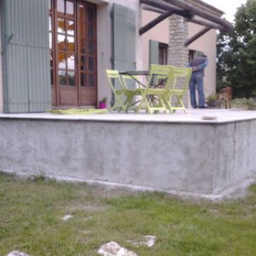 Aménagement d'un parterre devant une terrasse béton avant....
