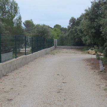 Pertuis - Avant aménagement d'un jardin avec réfection d'une allée