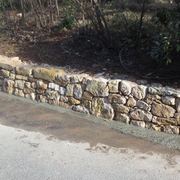 Création d'un muret en bord de route au Tolonet - Après