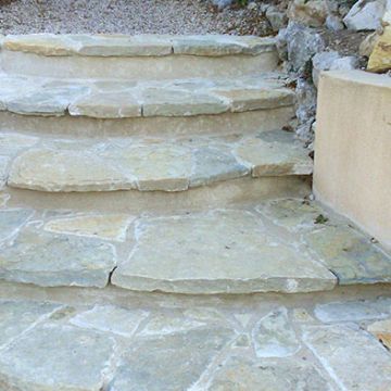 Après parement d'un escalier en pierre - Saint-Estève