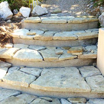 Parement en cours d'un escalier en pierre - Saint-Estève