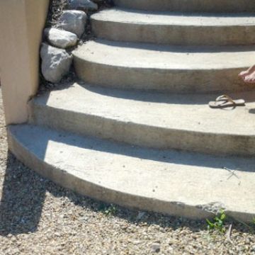 Avant parement d'un escalier en pierre - Saint-Estève